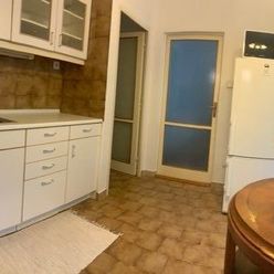 Ponúkame na predaj veľmi príjemný udržiavaný 3 izbový byt na Podlučinského ul. v Ružinove so samosta