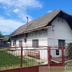 Vidiecky dom v pôvodnom stave v tichej ulici podhorskej obce Papradno