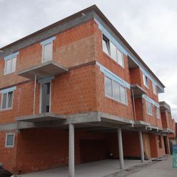 SENEC – NA PREDAJ 3 izbový byt vo výstavbe v tichom centre s loggiou a terasou, kobkou a parkingom –