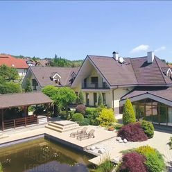 Na predaj krásny rodinný dom v Limbachu na rozsiahlom pozemku s vlastným jazerom, tenisovým kurtom a