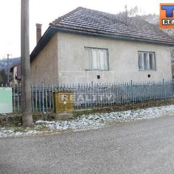 Starší rodinný dom v obci Podhorany pri Nitre s pozemkom o výmere 1900 m2