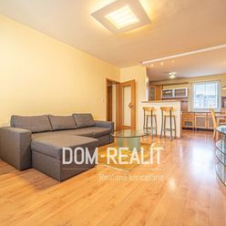 DOM-REALÍT ponúka veľký, zrekonštruovaný a kompletne zariadený 4 izbový byt na ulici Líščie Nivy