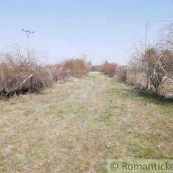 Stavebný a rekreačný 12,6 árový pozemok v okrajovej časti Chorvátskeho Grobu, 12 km od Bratislavy