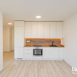 Ponúkame Vám na predaj  krásny 2 izbový apartmán (A511) ktorého súčasťou je aj dizajnová kuchyňa na