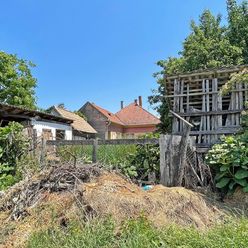 Pozemok so starým rodinným domom v strede obce, Trhová Hradská, okres Dunajská Streda