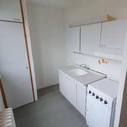 Ponúkame na predaj 1 izbový byt v bytovom dome v Dúbravke na Považanovej ulici.