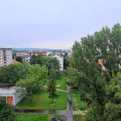 Priestranný 3 izbový byt vo výbornej lokalite mesta Piešťany