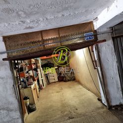 Samostatná garáž na Adámiho ulici v Karlovej Vsi