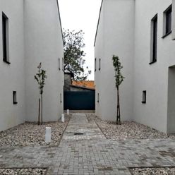 Ponúkame na prenájom menší 3 izbový rodinný dom so záhradou a parkovacím miestom v Ivanke pri Dunaji