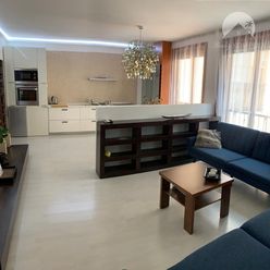 Ponúkame Vám EXKLUZÍVNE NA PREDAJ moderný 2 izbový byt v absolútnom centre mesta Komárno na Nádvorí