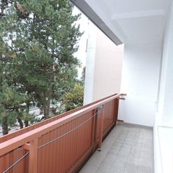 Predaj 1 - izb. bytu s loggiou v Dúbravke na Sokolíkovej ul.