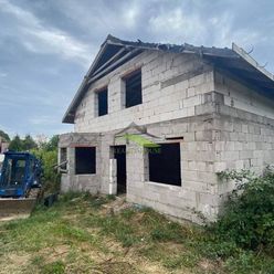 Rozostavaná hrubá stavba v rekreačnej oblasti v Kaluží.