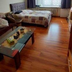 Na predaj priestranný tehlový 1 izbový byt v centre mesta Vranov nad Topľou.