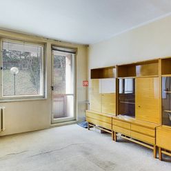 HERRYS - Na predaj priestranný 1 izbový byt s veľkou loggiou v pôvodnom stave v Karlovej Vsi