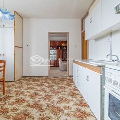 Ponúkame na predaj veľký 2. izbový byt s 2 balkónmi v Pezinku, Bystrická ul. sídl. JUH