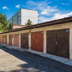 REZERVOVANÁ - Predaj garáže v radovej zástavbe (22 m2) v lokalite Radvaň, časť Podháj