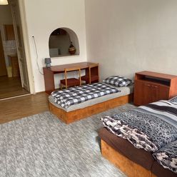 Ponúkame Vám na prenájom 2 izbový zariadený byt v centre Trenčína.