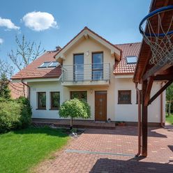 Predaj - 5-izbový rodinný dom s krásnou záhradou Azalková, Dunajská Lužná