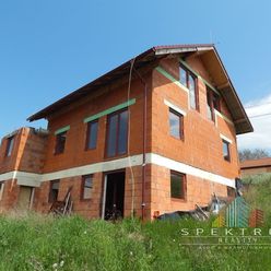 SPEKTRUM REALITY- Na predaj rozostavaný 6-izbový rodinný dom s prístavbou garáže, 800 m2, Chrenovec-