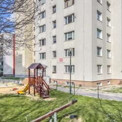 HERRYS - Na predaj 3 izbový byt v zachovalom pôvodnom stave na Saratovskej ulici v Dúbravke