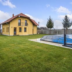 Novostavba rodinného domu s veľkým pozemkom a vonkajším bazénom