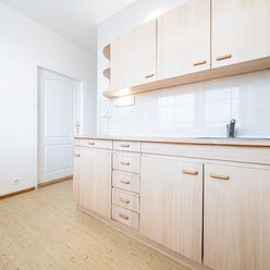 TR. SNP - čiastočne zrekonštruovaný 3 izbový byt s loggiou a krásnym výhľadom - KE- TERASA