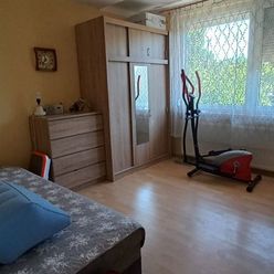 3427 - Na predaj 2 izbový bezbariérový byt po kompletnej rekonštrukcii v Komárne na Ul. Mederčskej