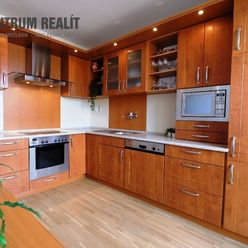 EXKLUZÍVNE: Príjemný priestranný 2-podlažný byt s 2 lodžiami, garážou a skladovými priestormi, centr