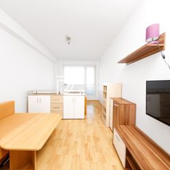REZERVOVANÝ - Na predaj svetlý 1 izbový byt s veľkou loggiou a pivničnou kobkou pod Malými Karpatmi