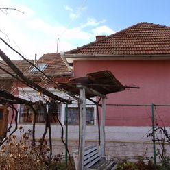 Priestranný rodinný dom v obci Pukanec ihneď voľný k nasťahovaniu!