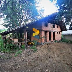 Jedinečný tehlový rozostavaný dom s 15 árovým pozemkom
