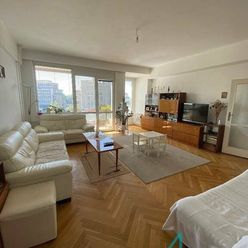 Veľký 4- izbový byt s 2x lodžia v centre Bratislavy.