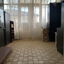 IBA U NÁS! Ponúkame Vám na predaj 3 izbový starší rodinný dom, 15 km od Komárna v slušnej a obľúbene