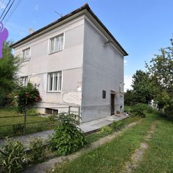 Rodinný dom s veľkým pozemkom, nachádzajúci sa na tichej ulici v Trenčíne