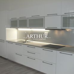 ARTHUR - Kompletne zariadený  3-izbový byt v Starom meste na prenájom (SK + EN)