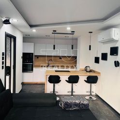Kompletne zrekonštruovaný zariadený SMART 2-izbový byt v širšom centre Piešťan o rozlohe 60 m2 s krb