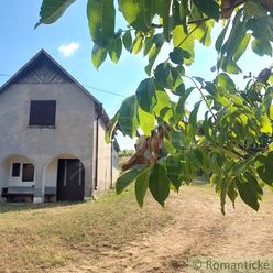 Poschodová chatka s vinohradom v malebnej dedinke Modrany