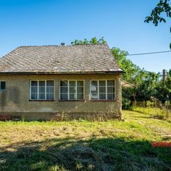 Jednopodlažný starší domček, vhodný na chalupárčenie, ale aj bývanie, nachádzajúci sa v obci Roškovc