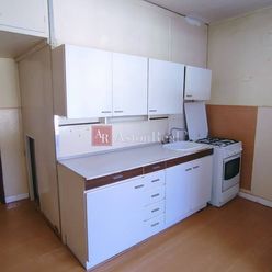 Na predaj : priestranný 3-izbový byt Považská Bystrica