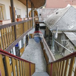 Polyfunkčná budova s apartmánmi a veľkou záhradou v historickom centre mesta Komárno na predaj