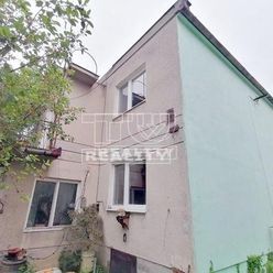 Na predaj poschodový rodinný dom /700 m2/ v pôvodnom stave vo Vidinej /3km od Lučenca/.