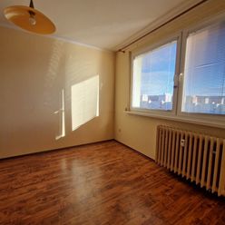 2 izb. byt v Dúbravke pri Saratove s panoramatickým výhľadom, po staršej rekonštrukcii na predaj!