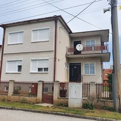 Predáme priestranný rodinný dom v tichej časti obce Lúčnica n./Žitavou
