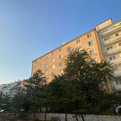 Veľký 3izb. byt 88m2, Česká ul., TEHLA, VYSOKÉ STROPY, 4/5p. výťah, balkón, pivnica, pôvodný stav, m