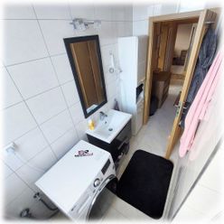 Zariadenie v cene / 2 izbový byt / parkovanie pred domom / Banská Bystrica / Nemce