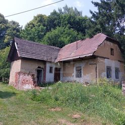 Kopaničiarska chalupa v pôvodnom stave v obci Brestovec