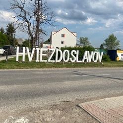 Atraktívny pozemok v obci Hviezdoslavov - s platným stavebným povolením a projektom domu