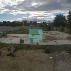 Stavebný pozemok v centre obce Voderady, výmera 1134 m2, základová doska, všetky IS na pozemku