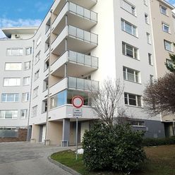 SLNEČNÝ, klimatizovaný  3i. byt S TERASOU a S PARKOVANÍM v novostavbe / Bratislava - STARÉ MESTO.