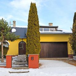 Krásny priestranný rodinný dom s bazénom v prímestskej časti Poprad - Veľká